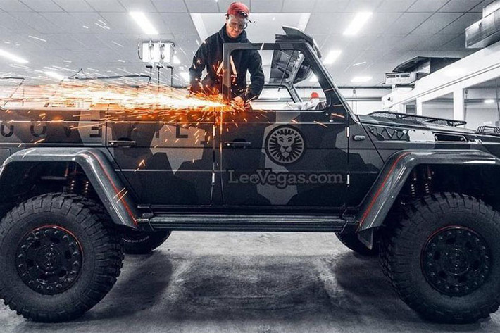Chiếc SUV hạng sang G500 4x4² của Jon Olsson đươc đặt tên thân mật là Lord Hans này mới đây đã trải qua một cuộc "đại phẫu thuật" khi phần nóc bị cắt bỏ hoàn toàn. Ngoài ra, chiếc Mercedes-Benz G500 4x4² này còn được hạ thấp kính chắn gió và bổ sung phần boong bằng gỗ tếch theo tiêu chuẩn hàng hải vào phía sau.