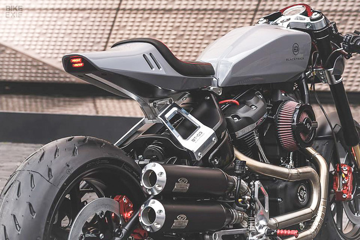 Chi tiết ấn tượng nhất cua xe chính là bộ Fairing đặc trưng của các mẫu xe đua cổ điển. Đi kèm theo đó là hệ thống đèn chiếu sáng dạng tròn kết hợp LED vòng, đèn chiếu sáng chia thành 2 phần độc đáo.