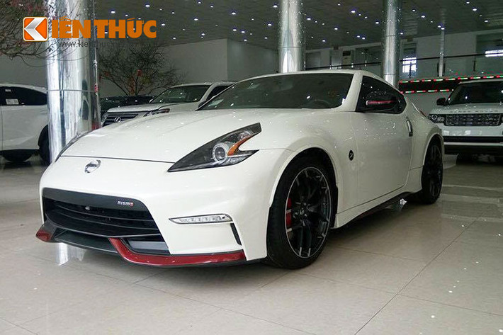 So với phiên bản Coupe tiêu chuẩn, ngoại hình Nissan 370Z Nismo 2015 gây ấn tượng với cản trước và cản sau khí động học do Nismo phát triển đi cùng các chi tiết màu đỏ làm điểm nhấn.