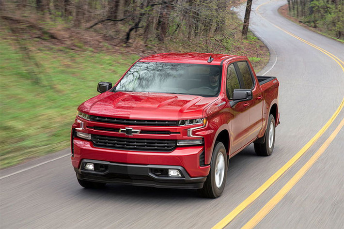 Có thể nói, đây là lần đầu tiên mẫu xe bán tải "khủng long" Chevrolet Silverado được trang bị động cơ 4 xi-lanh. Động cơ tăng áp hoàn toàn mới này tạo ra công suất tối đa 310 mã lực đồng thời thay thế loại V6, dung tích 4,3 lít cũ. Động cơ 4 xi-lanh mới sẽ được trang bị tiêu chuẩn cho Chevrolet Silverado 2019 bản LT và RST mới tại thị trường Mỹ.