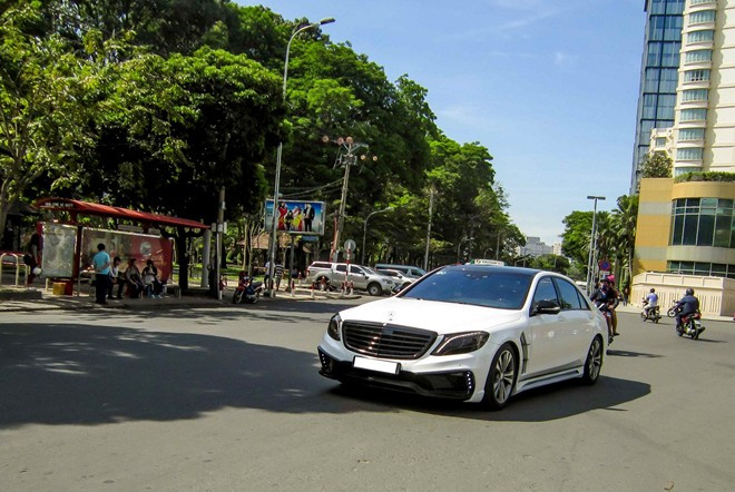 Cuối tháng 10/2015 vừa qua, doanh nhân Nguyễn Quốc Cường (biệt danh Cường "Đôla") đã tậu thêm chiếc xe sang Mercedes-Benz S500L. Trị giá chiếc xe nguyên bản tại thời điểm này có giá khoảng 4,9 tỷ đồng.