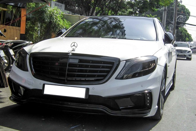 Đây là chiếc S-Class thứ hai tại TP HCM độ gói Wald Black Bison. Cách đây không lâu, một xưởng độ ở Sài Gòn cũng cho ra đời chiếc S-Class Black Bison nhưng mâm xe sơn màu đỏ đường kính 22 inch.