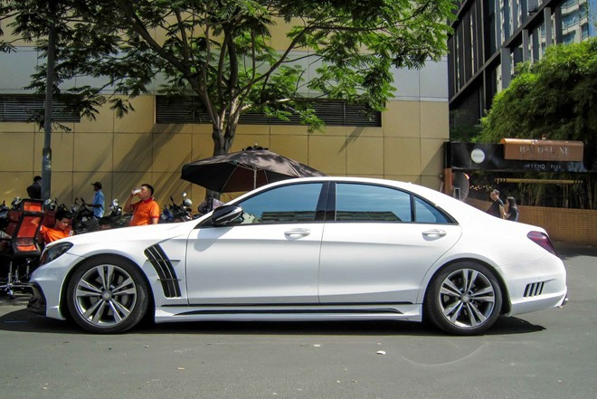 Nhìn ngang, thân xe Mercesdes S-Class thể thao hơn nhờ những mang cá cắt mạnh sau hốc bánh xe. Hai dải carbon được ốp dưới bệ cửa khiến chiếc xe liền mạch, cứng cáp hơn.
