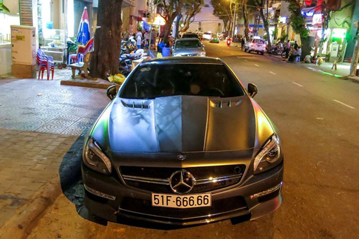 Chiếc xe thể thao Mercedes SL350 đời 2014 được độ thân vỏ độc đáo cùng nước sơn đen nhám. Điểm đáng chú ý nhất là biển số ngũ quý 6.