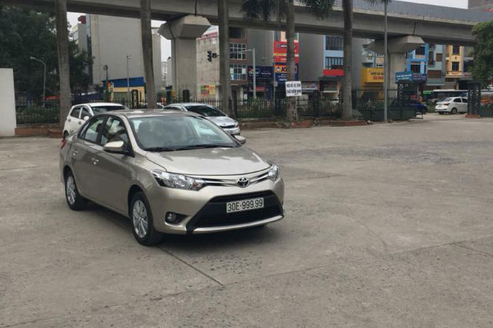 Chủ nhân của chiếc xe Toyota Vios biển khủng vừa "bốc" được này tại Hà Nội. Thông tin ban đầu cho thấy chủ xe là một nữ tài xế ở khu vực nội thành, cô được cho là bốc biển ngẫu nhiên.