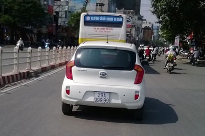 Bên cạnh chiếc Toyota Vios ngũ quý 9, đường phố Việt Nam cũng từng xuất hiện các mẫu xe giá rẻ nhưng "đeo" biển đẹp - đơn cử như chiếc xe gfia đình "siêu rẻ" Kia Morning lăn bánh trên đường phố Hà Nội này.
