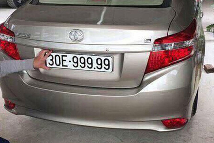 Thông thường, những biển số đẹp như vậy thường đi cùng với các mẫu xe sang, siêu sang, siêu xe đắt tiền. Tuy nhiên, chiều ngày 24/11, một chiếc Toyota Vios tại Hà Nội đã bất ngờ gắn biển ngũ quý 9: 30E-999.99 khiến nhiều người bất ngờ.