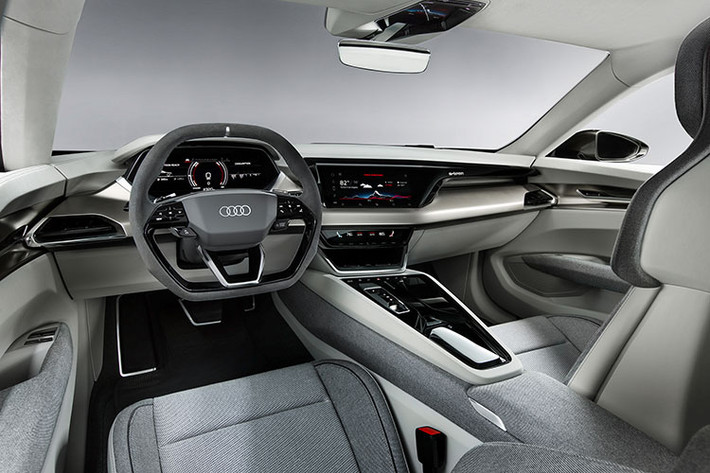 Ngoài cụm pin kể trên, Audi E-Tron GT còn có thể đạt phạm vi hoạt động hơn 400 km nhờ phần thân vỏ siêu nhẹ. Theo đó, hãng Audi đã chế tạo phần nóc của E-Tron GT bằng sợi carbon. Những bộ phận khác trên mẫu xe concept này lại được làm từ nhôm và thép độ bền cao.