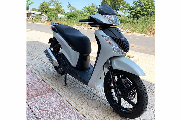 Honda SH nhập đời 2012 cùng với các mẫu xe từ đời 2008 tiếp sau đó được xem là dòng xe máy tay ga mà "dân chơi" ưa chuộng nhất tại Việt Nam. Giới chơi xe nhận định, Honda SH nhập khẩu có chất lượng tốt, kiểu dáng đẹp hợp thời trang, mặt khác còn khẳng định đẳng cấp dân chơi.