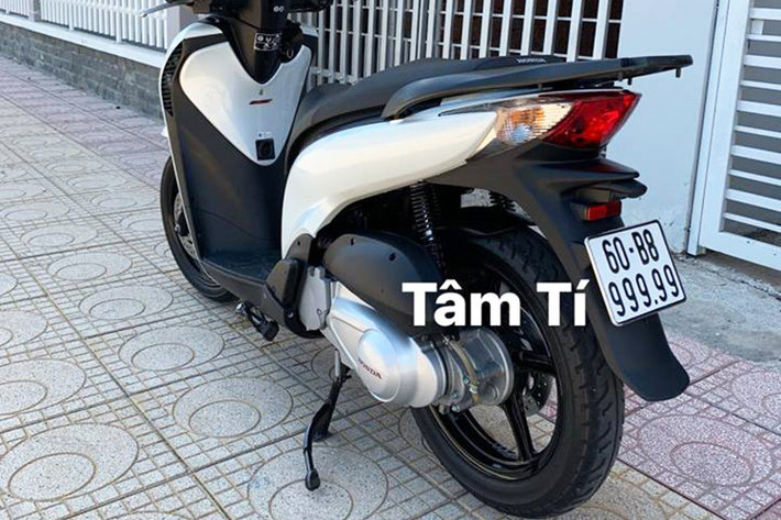 Được biết, ngoài chiếc Honda SH 150i "hàng độc" này, chủ nhân của nó tại Đồng Nai còn có thêm những chiếc xe ga biển 5 số nhưng đuôi tứ quý, ngũ quý hay 39, 79, 68 được gọi tên là "thần tài, lộc phát"… Trong ảnh còn có một chiếc xe Honda SH 150i nhập ý mang biển số "ngũ quý 9" từng được dân chơi xe máy này chào bán với giá 1,2 tỷ đồng.