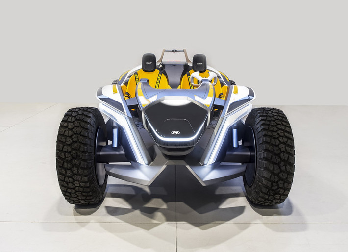 Hyundai cũng không công bố về việc concept Kite có thể biến đổi thành một chiếc môtô nước. Nhưng rất có thể chiếc xe sẽ được cung cấp thêm tuabin thủy điện để hoạt động dưới nước.
