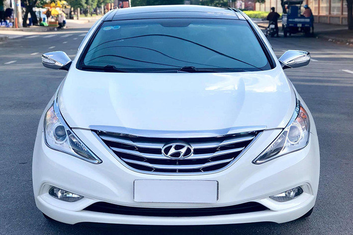 Nhận thấy sự cần thiết phải có một bộ nhận diện thương hiệu mới để nâng cao hình ảnh Hyundai, ông Chung Mong-Koo – Chủ tịch Tập đoàn Hyundai Motor và ông Oh Suk-Geun – Thiết kế trưởng của Hyundai lúc đó đã lần đầu đưa ra ý tưởng về Fluidic Sculpture vào năm 2007.
