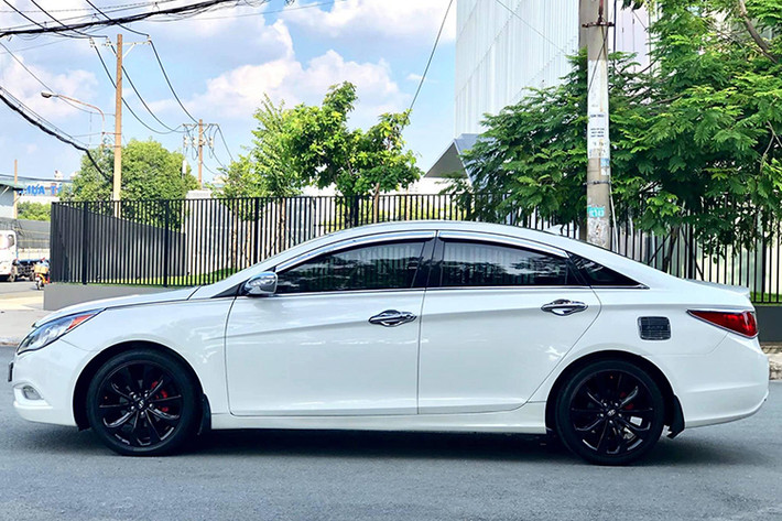 Vào năm 2007, mỗi dòng xe ôtô của Hyundai đều có thiết kế độc lập, không tuân thủ theo một ngôn ngữ cụ thể nào. Đối với việc phát triển thương hiệu, đương nhiên điều này không có lợi so với các hãng khác.