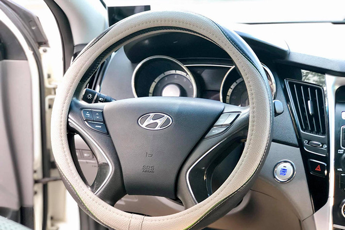 Sonata 2010 có các hàng ghế và các chi tiết nội thất như tay nắm cần số, tay lái… bọc da. Hàng ghế phía trước điều khiển điện và có bộ nhớ vị trí cho ghế lái. Ngoài ra, chiếc xe này có hệ thống điều hòa tự động 2 vùng riêng biệt và có cửa gió cho hàng ghế phía sau, bộ chìa khóa thông minh với nút khởi động động cơ.