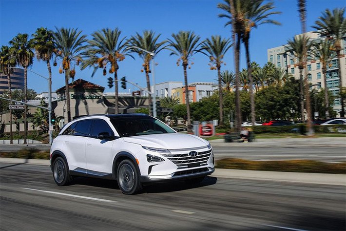 Giá bán Hyundai Nexo đã bao gồm khoản trợ giá của chính phủ đối với xe điện chạy bằng pin nhiên liệu và trợ cấp khu vực. Trên thực tế, nếu không được trợ giá thì mẫu xe điện này sẽ có mức giá khởi điểm là 63.875 USD (1,4 tỉ đồng) cho phiên bản Modern và 66.007 USD (1,5 tỉ đồng) phiên bản Premium.