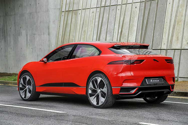Trên phiên bản thương mại dành cho năm 2018 này, chiều dài cơ sở của I-Pace lớn hơn mẫu sedan XF 30mm. Kích thước I-Pace tuy nhỏ hơn nhưng trục bánh trước của xe tăng 120mm so với người anh em F-Pace