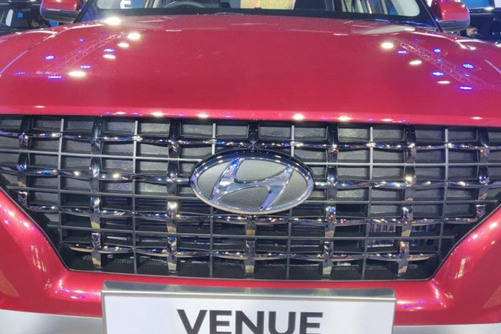Tương tự như Kona, SantaFe đang bán ra tại Việt Nam, Hyundai Venue 2020 đi kèm đèn LED định vị ban ngày thanh mảnh, nằm trên cụm đèn pha chính có thiết kế vuông vắn. Trong khi đó, lưới tản nhiệt có những nan nằm dọc và ngang đan vào nhau thành hình chữ thập khá lạ mắt.