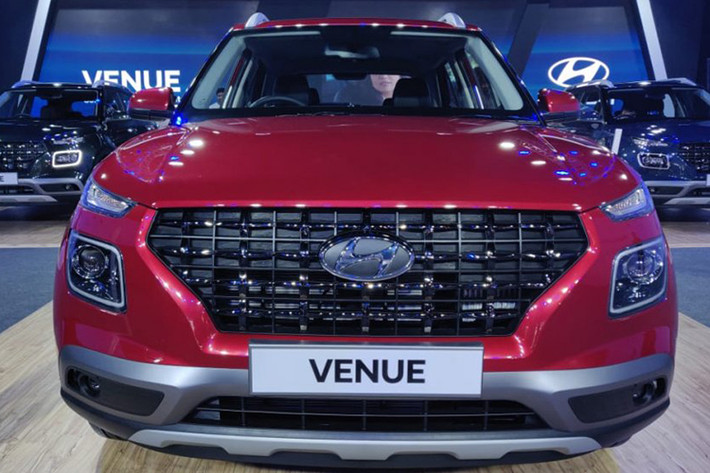 Bên ngoài, Hyundai Venue hoàn toàn mới sở hữu thiết kế như SUV truyền thống và không táo bạo bằng đàn anh Kona. Trên đầu xe, Venue 2020 cũng được trang bị lưới tản nhiệt Cascading Grille cỡ lớn và hệ thống đèn Composite Light đặc trưng của hãng xe ôtô Hyundai.
