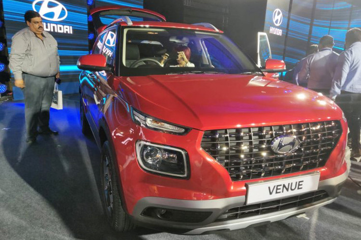 Hyundai Venue 2020 mới lần đầu tiên trình làng vào hồi giữa tháng 4 vừa qua. Đến nay, hãng Hyundai mới chính thức tung Venue 2020 ra thị trường Ấn Độ. Được định vị là mẫu SUV cỡ B giá rẻ tập trung chủ yếu vào thị trường Ấn Độ, Venue hoàn toàn mới được phát triển trong khoảng thời gian 4 năm và tiêu tốn số tiền đầu tư 100 triệu USD.