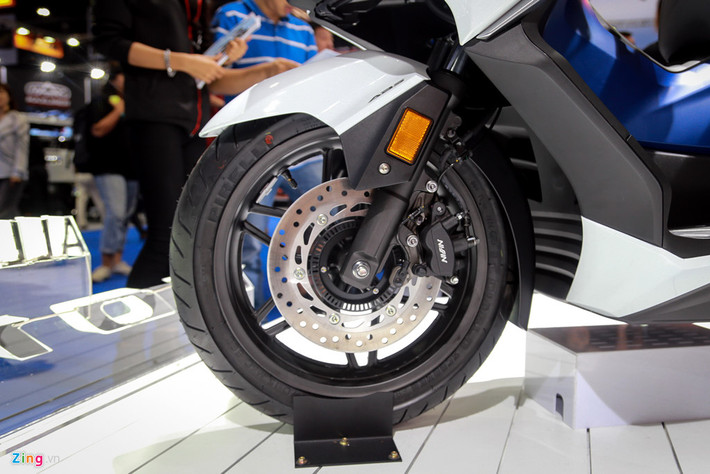Forza 300 2018 được trang bị bộ lốp Pirelli, kích thước 120/70-R15 phía trước và 140/70-R14 phía sau. Bộ mâm đúc lớn hơn phiên bản tiền nhiệm đúng 1 inch. Đĩa phanh đơn 256 mm ở phía trước và 240 mm phía sau, kết hợp cùng hệ thống chống bó cứng phanh ABS 2 kênh tiêu chuẩn. Giảm xóc trước dạng ống lồng 33 mm, giảm xóc sau là lò xo kép Showa điều chỉnh được 7 cấp độ.