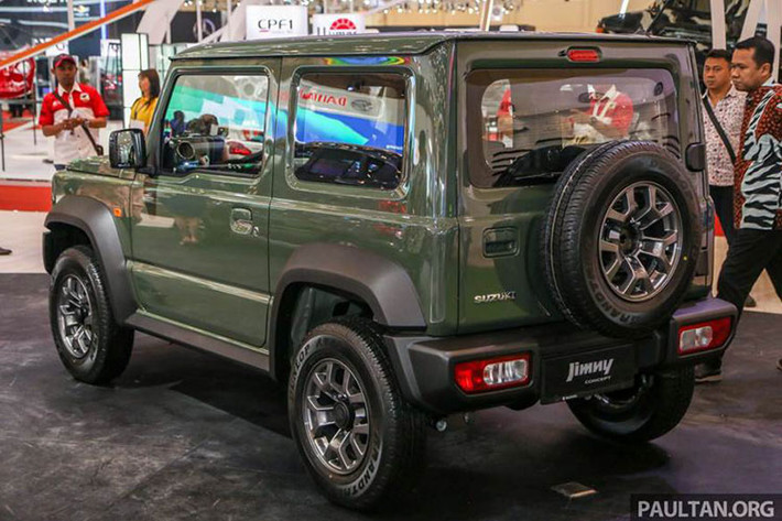 Suzuki Jimny là cái tên khá nổi tiếng trong làng xe off-road, với hệ dẫn động 4 bánh nổi tiếng là cho xe tính năng vận hành vượt địa hình xuất sắc hơn những gì người ta thường mặc định cho một mẫu xe ôtô cỡ nhỏ.