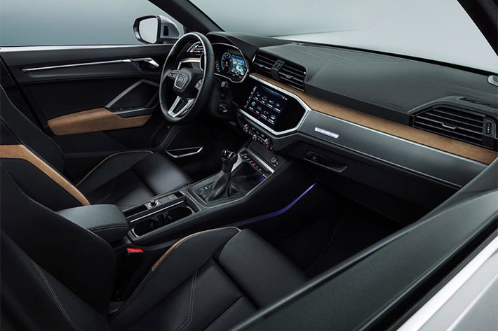 Ngoài ra, trên mẫu xe mới này hãng xe sang Audi cũng trang bị thêm các chức năng như Apple CarPlay và Android Auto, 2 cổng USB ở hàng ghế trước và 2 cổng USB cho hàng ghế sau, ổ cắm 12 V cho hàng ghế sau.