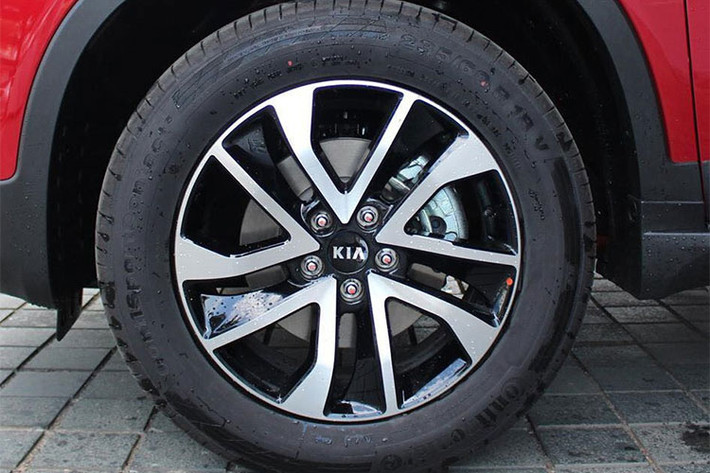 Bộ mâm đúc kiểu mới vẫn sẽ là loại 18 inch, đi cùng lốp Continental có kích cỡ 235/60R18. Kiểu mâm mới chuyển sang dạng 5 cánh kép hai màu đen – phay với các đường nét thẳng tắp, không còn kiểu “bông hoa” như trước. Cản sau được làm mới với ốp cản sau bô kép được chia ra 2 bên. Thay đổi cuối cùng là thiết kế lưới tản nhiệt dạng sọc đứng.