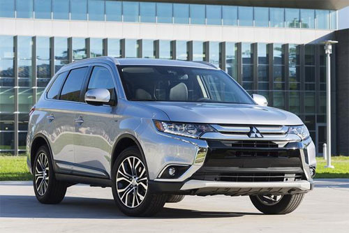 Tại thị trường Ấn Độ, giá xe Mitsubishi Outlander sẽ từ 3,154 triệu INR (tương đương 1,063 tỷ đồng). Xe sẽ được phân phối dưới hình thức nhập khẩu nguyên chiếc tại Ấn Độ. Đối thủ của mẫu xe này sẽ là Volkswagen Tiguan, Skoda Kodiaq, Ford Endeavour (Ford Everest), Toyota Fortuner và Isuzu MU-X, với giá bán đều thấp hơn nhiều.