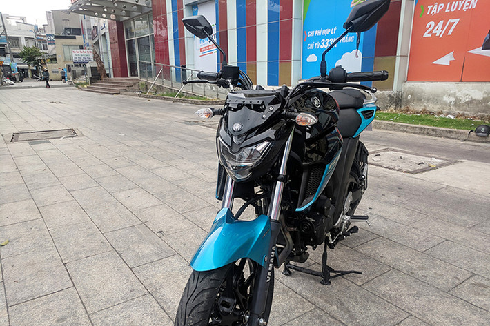 Đèn pha của Yamaha FZ25 2019 có thiết kế hai tầng ứng dụng công nghệ LED, phía trên là kính chắn gió nhỏ che chắn cho bảng đồng hồ của xe. Đèn xinhan của xe vẫn được bố trí hai bên đầu đèn như thiết kế cũ.