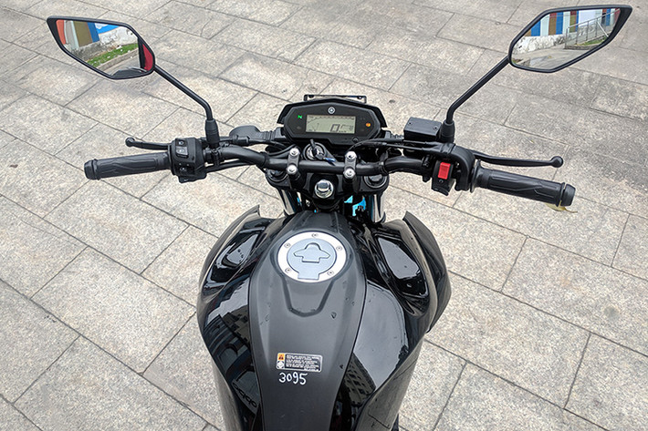 Bình xăng của Yamaha FZ25 có dung tích 14 lít, có thiết kế khá to và cơ bắp. Bảng đồng hồ của xe là màn hình kỹ thuật số đơn sắc, hiển thị các thông tin như vòng tua máy, vận tốc, cấp số, hành trình và lượng xăng.