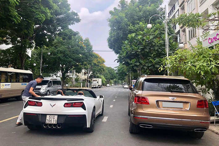 Bentayga cũng đã dược Bentley trang bị cho khá nhiều các hệ thống hỗ trợ gia tăng trải nghiệm sau tay láy như trợ lực lái điện tử (Electric Power-Assisted Steering - EPAS), hỗ trợ đổ dốc Hlii Descent Control, hệ thống treo khí nén Multi-mode 4 chế độ. Chế độ lái Dynamics mode và tùy chọn Responsive Off-road settings của Bentley mang đến khả năng điều khiển xe tốt nhất cả trên đường đô thị, thành phố hay đường dã ngoại.