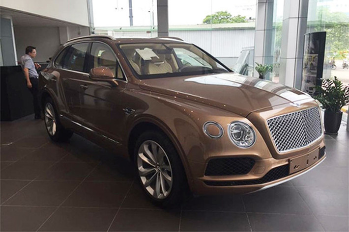 Tại Anh, một chiếc Bentley Bentayga phiên bản cơ bản có giá lên tới 230.000 USD. Tuy nhiên do có động cơ lên tới 6.0l, giá của mỗi chiếc Bentayga có thể đắt gấp 4 khi về tới thị trường ôtô Việt do nó phải chịu mức thuế TTĐB lên tới 130%. Giá xe Bentley Bentayga chính hãng tại Việt Nam khoảng hơn 20 tỷ đồng, còn tại các đại lý tư nhân sẽ thấp hơn.