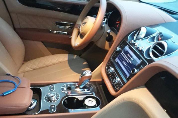 Trái tim" của siêu SUV Bentley Bentayga chính là khối động cơ W12 6.0l tăng áp kép thế hệ mới, với công suất lên tới 600 mã lực và mô-men xoắn cực đại "khổng lồ" 900 Nm. Động cơ của xe kết hợp với hộp số tự động 8 cấp và hệ thống dẫn động 4 bánh khiến nó thể tăng tốc từ 0-100 km/h chỉ trong 4 giây và đạt tốc độ tối đa 301 km/h.