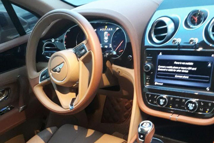 Bên trong khoang lái của chiếc SUV siêu sang Bentley Bentayga màu vàng đồng này là "nội y" gam màu da bò kết hợp cùng gỗ quý hiếm. Ngoài ra còn phải kể đến hệ thống giải trí đỉnh cao Bentley Rearseat Entertainment Specification với 2 màn hình LCD 10 inch cho hàng ghế sau và hệ thống loa Naim cao cấp.