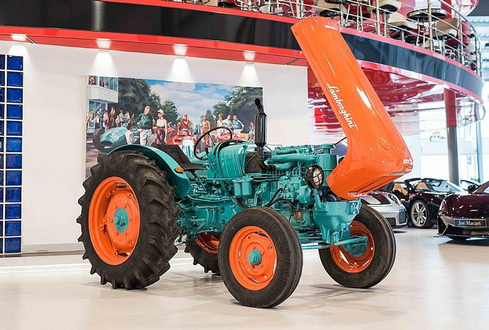 Tuy được gắn mác của hãng siêu xe đình đám Ý, nhưng chiếc máy kéo Lamborghini 2R có giá rẻ hơn nhiều siêu xe cùng hiệu "bò tót".