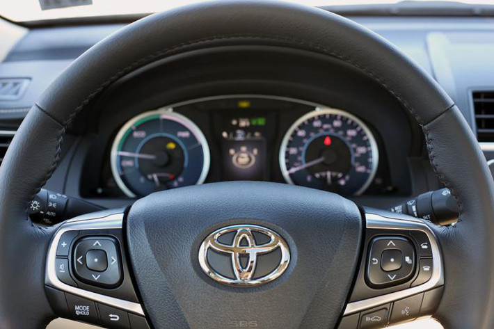 Ngoài ra thì bên trong nội thất của Camry phiên bản Nhật Bản sử dụng các tấm ốp gỗ, trong khi phiên bản Mỹ sử dụng những tấm ốp kim loại. Thiết kế nội thất của hai phiên bản Mỹ và Nhật đều rất giống nhau, ngoại trừ tay lái được chuyển sang bên phải cho thị trường Nhật Bản.