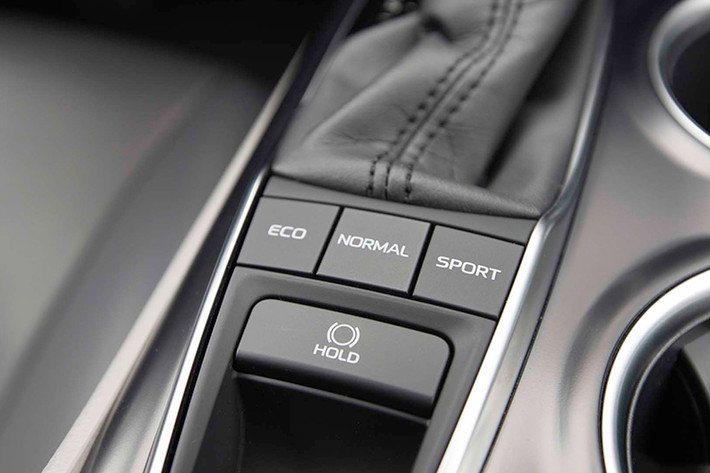 Hiện chưa rõ hệ dẫn động của Toyota Camry Hybrid 2018 tại thị trường Nhật Bản. Trong khi đó, tại Mỹ, các phiên bản của mẫu xe Camry 2018 mới bao gồm LE, XLE, SE và XS, với các động cơ xăng 2.5L và 3.5L 6 xy lanh đi kèm hộp số tự động 8 cấp, trong khi động cơ hybrid 2.5L 4 xy lanh kết hợp cùng hộp số tự động 6 cấp.