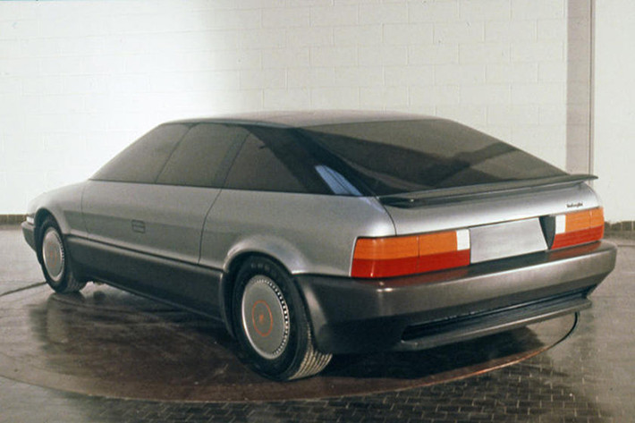 Siêu xe Italdesign Marco Polo là một trong số đó nhưng đã bị hãng Lamborghini khước từ. Nó được mượn thiết kế của một mẫu xe gia đình châu Âu, kết hợp với cửa cánh chim. Tuy nhiên, sự kết hợp này cũng vẫn bị hãng Lamborghini đánh giá là quá nhạt nhòa.