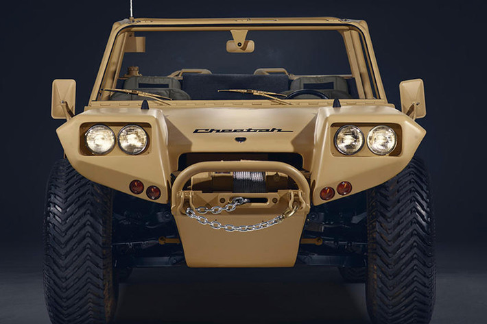 Cuối thập niên '70 không phải là thời điểm thuận lợi của thương hiệu Lamborghini vì suy thoái kinh tế sau khủng hoảng dầu lửa. Để thoát khỏi rắc rối, hãng Lamborghini đã tiến hành nhận hợp đồng "làm thuê" cho những hãng ô tô khác. Đáng chú ý nhất trong số đó là hợp đồng phát triển khung gầm cho BMW M1.