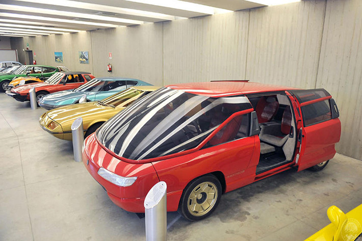 Hãng Bertone đã chịu trách nhiệm thiết kế không ít mẫu xe biểu tượng của Lamborghini như Countach và Miura. Tuy nhiên, Bertone cũng đã vài lần thất bại khi thiết kế xe concept cho Lamborghini như Athon kể trên và Genesis.