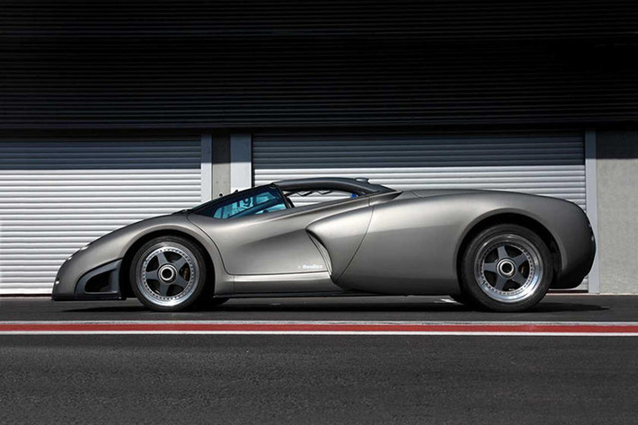 Lamborghini Marzal là mẫu xe concept được trang bị cửa cánh chim làm hoàn toàn bằng kính. Thiết kế này khiến nhà sáng lập Ferruccio Lamborghini lo ngại là người đi đường có thể nhìn thấy toàn bộ đôi chân của một quý cô ngồi bên trong xe.