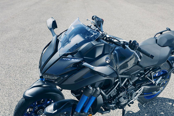 Điểm đặc biệt của thiết kế 3 bánh mới trân mẫu xe môtô nhà Yamaha này chính là giữ cho hai bánh trước luôn vận hành song song giữ khoảng cách không đổi dù độ nghiêng có thay đổi. Điều này tạo nên sự chính xác khi vào cua của Yamaha Niken, tương tự như một mẫu côn tay hai bánh thông thường và ổn định hơn nhờ hệ thống hai bánh trước.