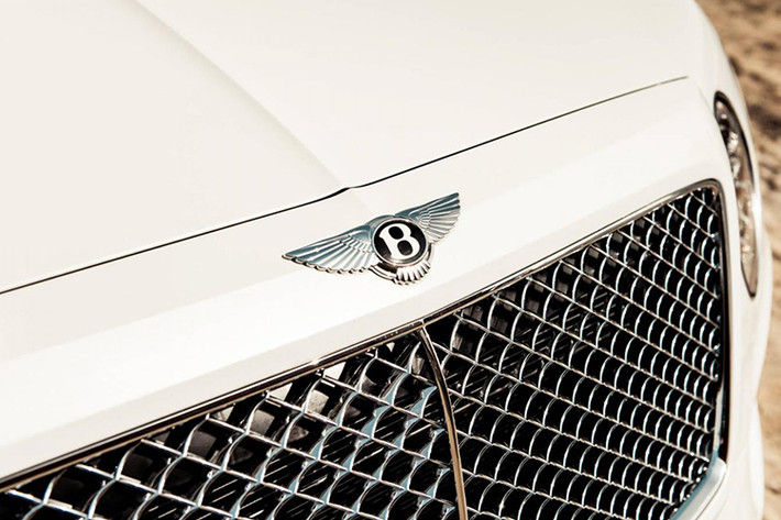 Bên ngoài, Bentley Bentayga Pearl Of The Gulf trông khá bình thường so với những phiên bản đặc biệt trước đây. Nguyên nhân là do mẫu SUV siêu sang phiên bản đặc biệt này chỉ được bổ sung logo Mulliner trên cột D, màu sơn ngoại thất riêng và bộ vành hợp kim phối 2 màu.