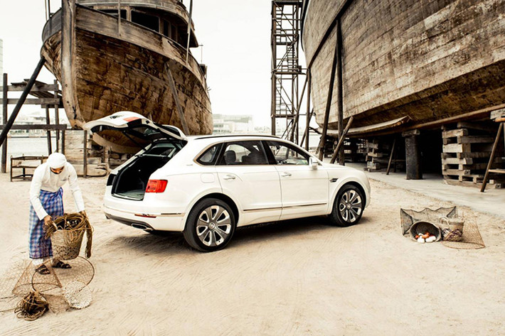 Đương nhiên, Bentayga phiên bản đặc biệt này là sản phẩm do bộ phận Mulliner của Bentley phát triển. Vì vậy, Bentley Bentayga Pearl Of The Gulf có tính cá nhân hóa cao và ra đời để ca ngợi nghề truyền thống lặn lấy ngọc trai tại vùng Vịnh Ả-Rập.