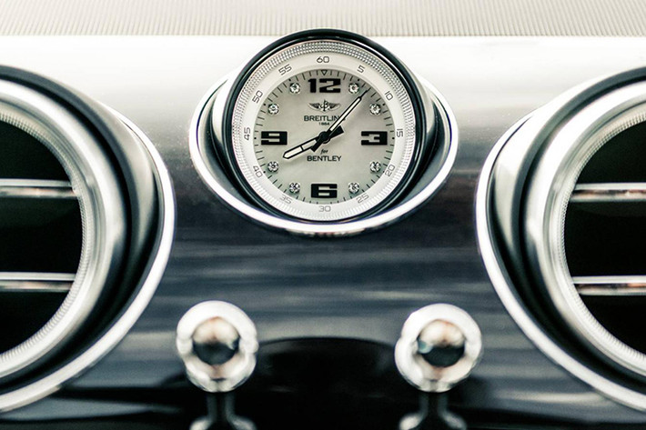 Ngoài ra, nội thất sang trọng bên trong Bentley Bentayga Pearl Of The Gulf còn được bọc bằng chất liệu da cao cấp màu trắng đục và xanh thẫm. 2 màu sắc này có vẻ như lấy cảm hứng từ vẻ đẹp tự nhiên của ngọc trai.
