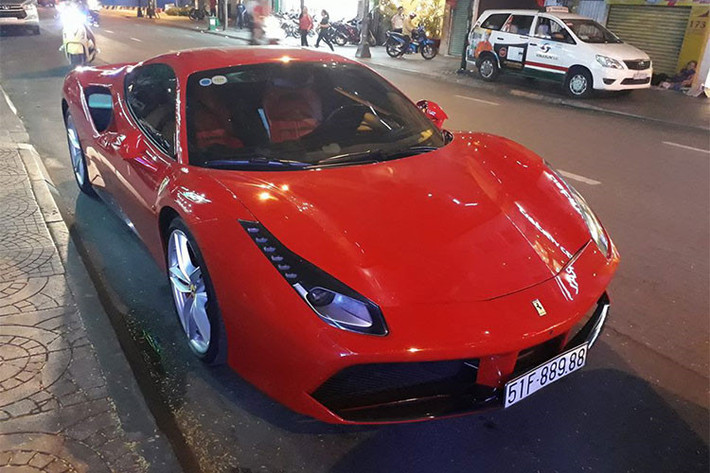 Trong giới nghệ sỹ đam mê và sở hữu siêu xe và siêu xe sang tại Việt Nam - Tuấn Hưng nằm trong top những ca sĩ hiếm hoi tậu siêu xe hàng khủng. Hiện chưa rõ mức giá mà Tuấn Hưng phải chi ra để sở hữu "siêu ngựa Ý" này là bao nhiêu? Tuy nhiên tại thị trường siêu xe Việt, khi đưa về nước giá xe Ferrari 488 GTB khoảng 14 - 16 tỷ đồng.