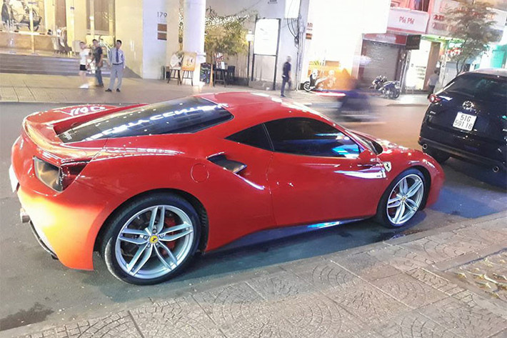 Siêu xe Ferrari 488 GTB màu đỏ của ca sỹ Tuấn Hưng mới tậu sử dụng động cơ V8, tăng áp kép, dung tích 3,9 lít, sản sinh công suất tối đa 661 mã lực và mô-men xoắn cực đại 760 Nm. Kết hợp cùng hộp số ly hợp kép 7 tốc độ, "siêu ngựa" mất khoảng 3 giây để tăng tốc từ 0-100 km/h trước khi đạt vận tốc tối đa 330 km/h.