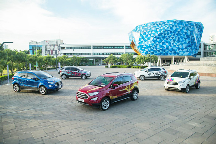Sau hơn một tháng triển khai, cuộc thi thiết kế đề can cho xe ôtô Ford EcoSport mới - Paint Your “True Color” được Ford Việt Nam tổ chức cuối cùng đã có kết quả. Chương trình này đã thu hút tổng cộng 76 mẫu thiết kế dự thi. Sau khi cân nhắc và đắn đo, ban tổ chức đã chọn ra được 10 mẫu thiết kế ấn tượng nhất