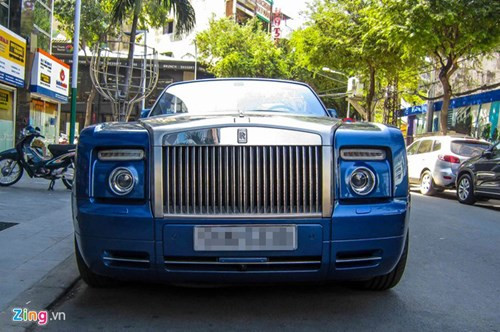 Điểm khác biệt lớn nhất giữa Rolls- Royce Drophead Coupe là phần mui được loại bỏ để thay bằng mui mềm. Ngoại thất Drophead Coupe mang nhiều nét đặc trưng của bản concept 100EX từng xuất hiện 2004.