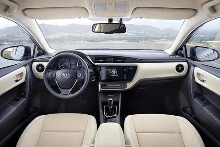 Bên trong nội thất, Toyota gần như không mang đến nâng cấp đáng kể nào về thiết kế cho Corolla 2017. Xe sở hữu bảng điều khiển trung tâm mới, thay đổi thiết kế nút bấm theo phong cách đơn giản. Điểm đặc biệt có lẽ đến từ việc nâng cấp chất liệu cũng như vật liệu cách âm mới.